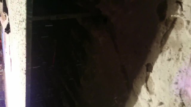 大雪纷飞撑着雨伞露天看乡下草台班子的精彩表演